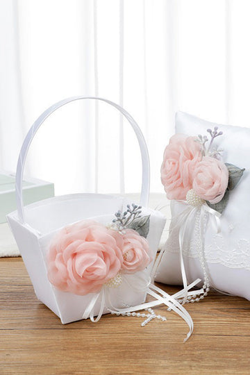 Hvit bryllupskurv og putesett med rosa blomst